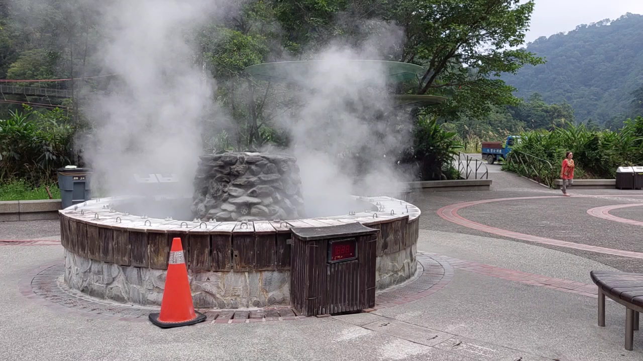 遊客開心煮蛋