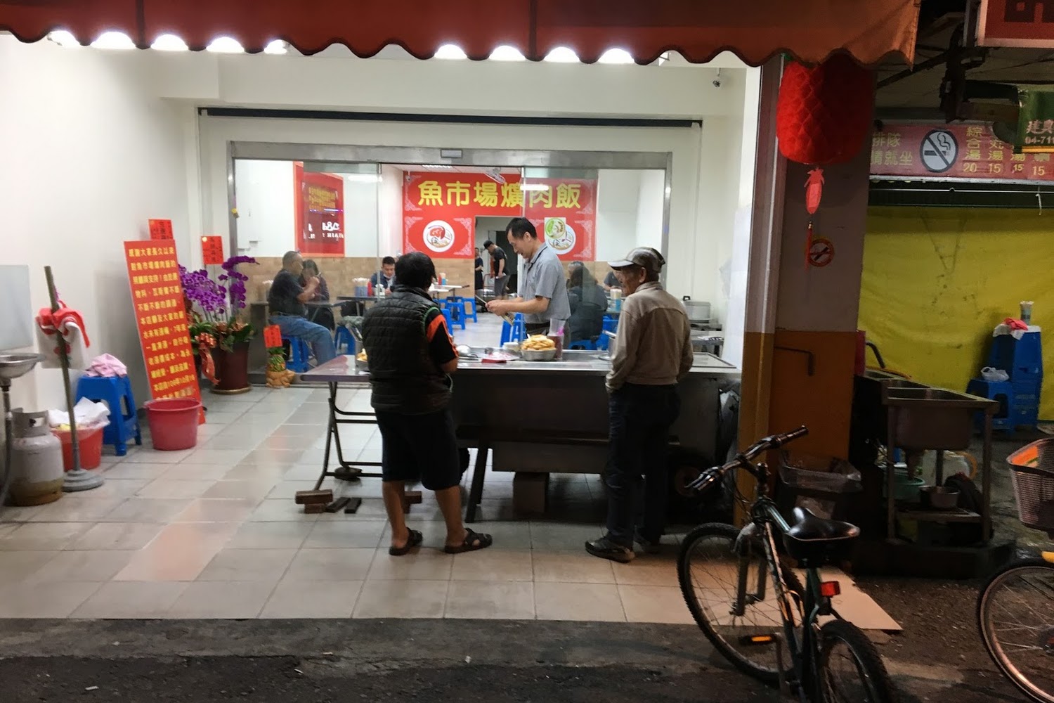魚市場爌肉飯的招牌爌肉