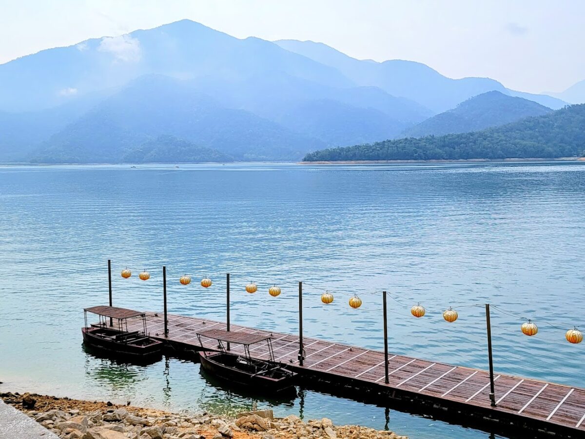 日月潭平靜湖面與山色