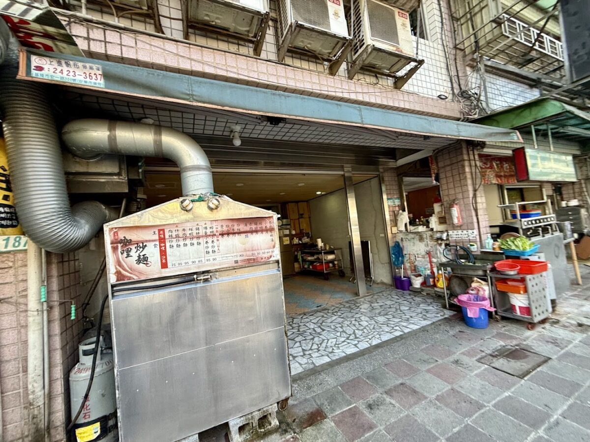 金牌咖哩炒麵店內餐點