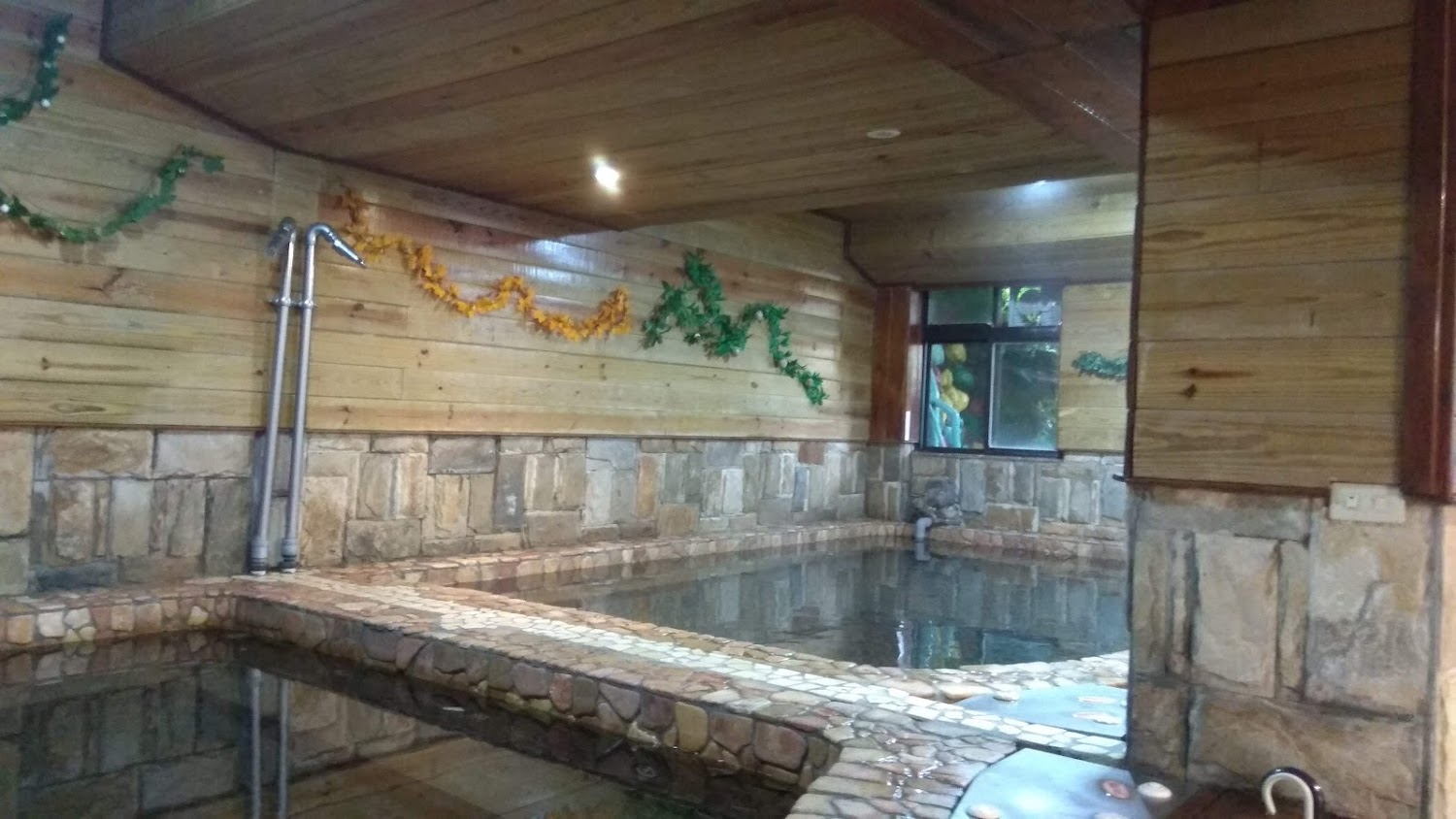 下巴陵溫泉山莊