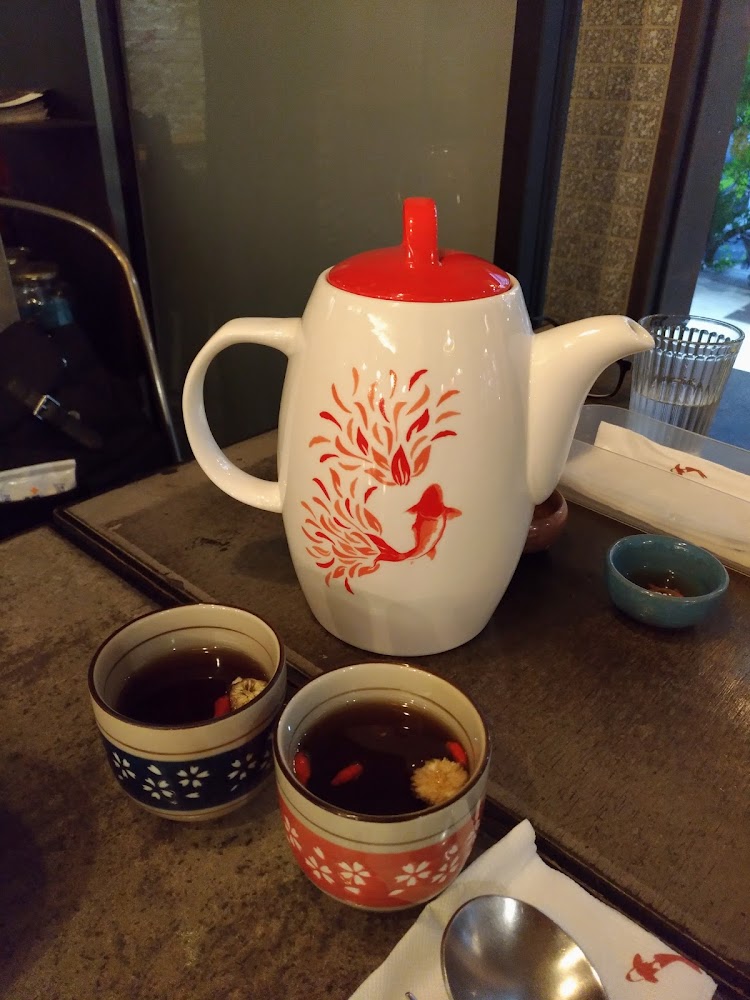 菊花枸杞老紅茶，養生又解膩