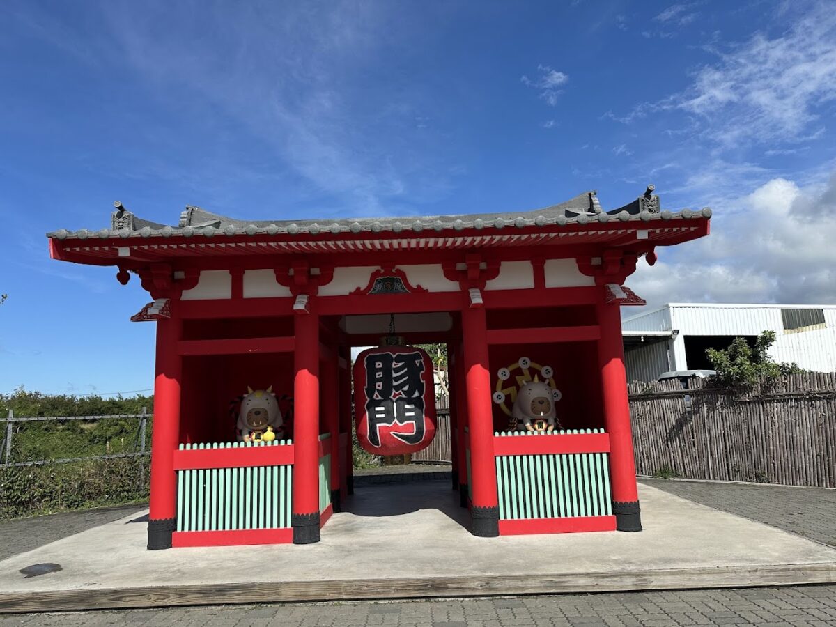 遊客與園區內的動物互動