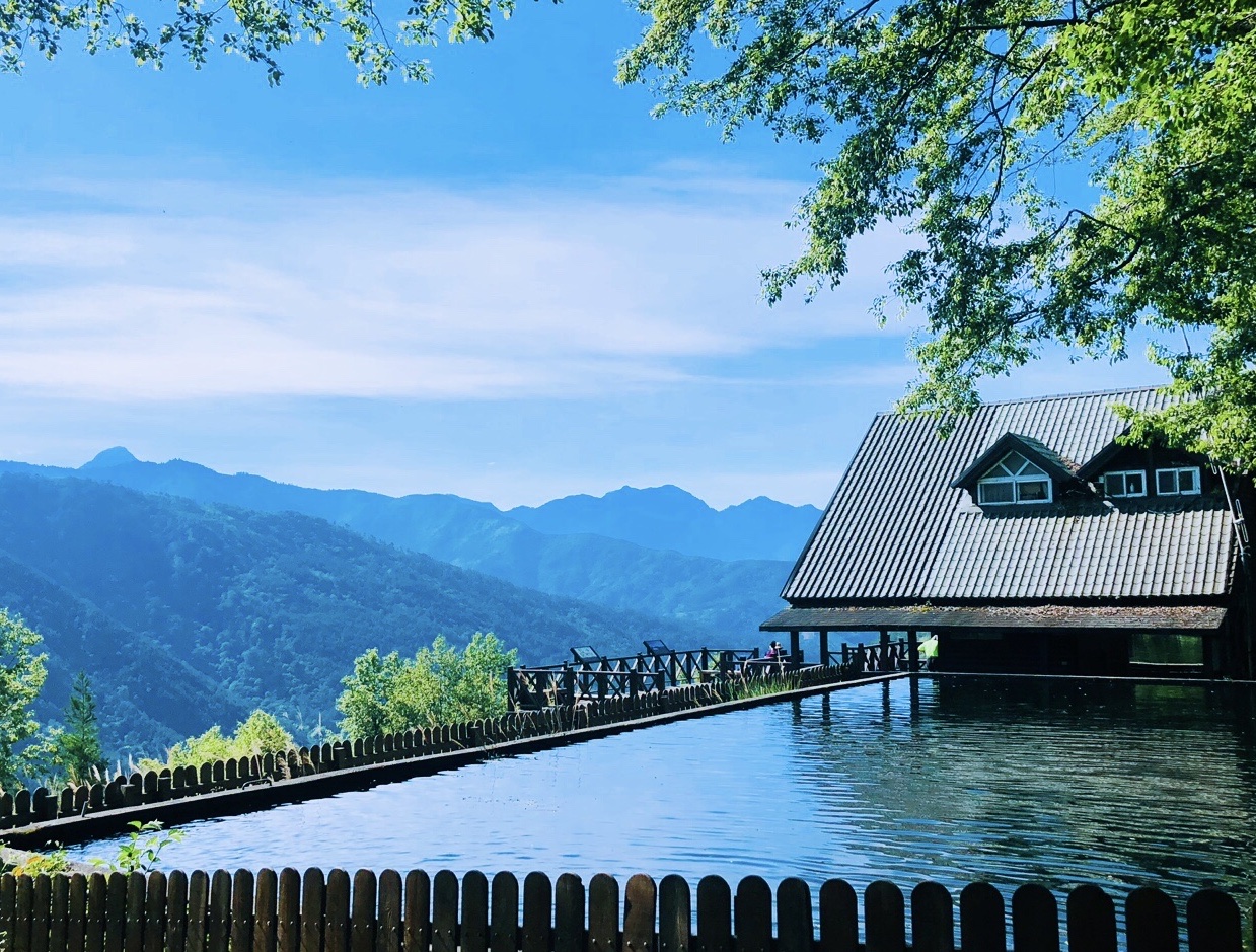 雪山登山口服務站