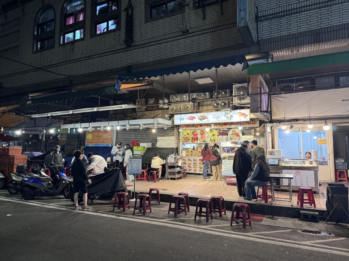 崁仔頂魚市深夜熱鬧景象