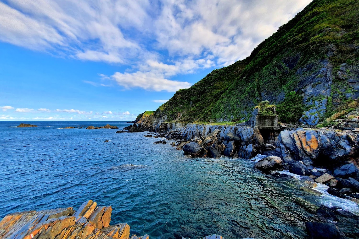 豆腐岬風景區的海灣景色，適合進行水上活動。
