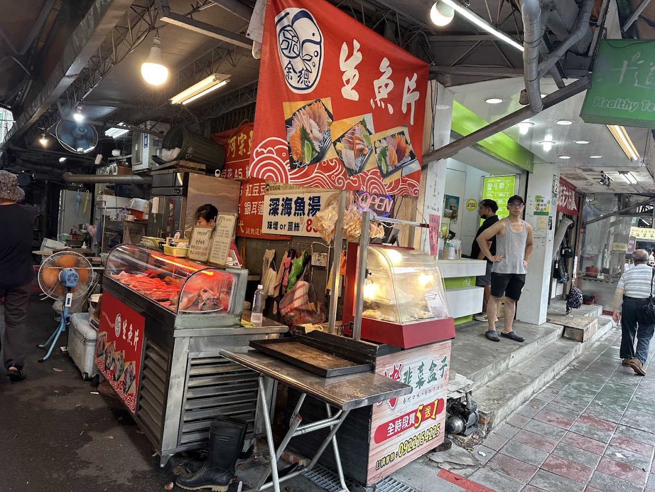 余總烤韭菜盒子店面外觀與招牌美食