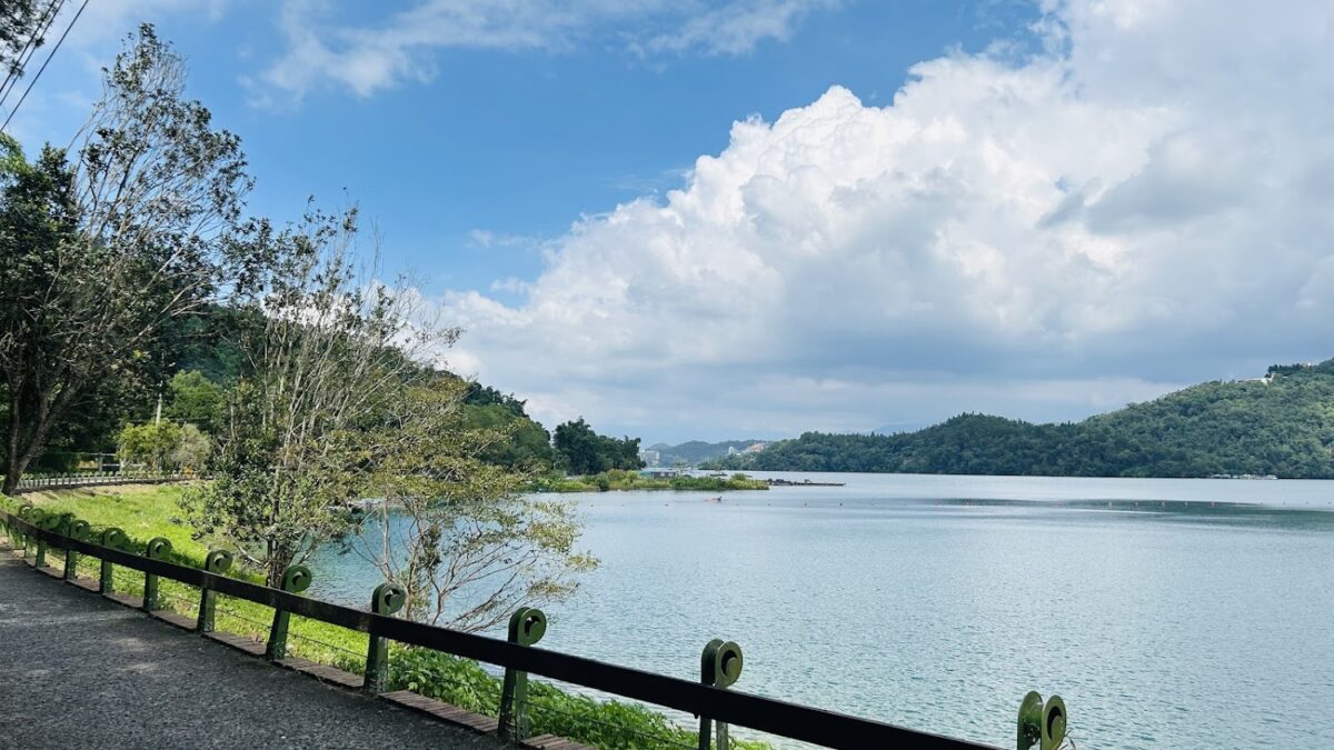 月牙灣湖景