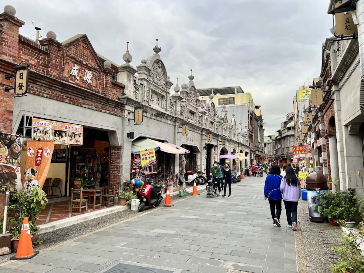 大溪老街充滿歷史感的巴洛克式牌樓建築