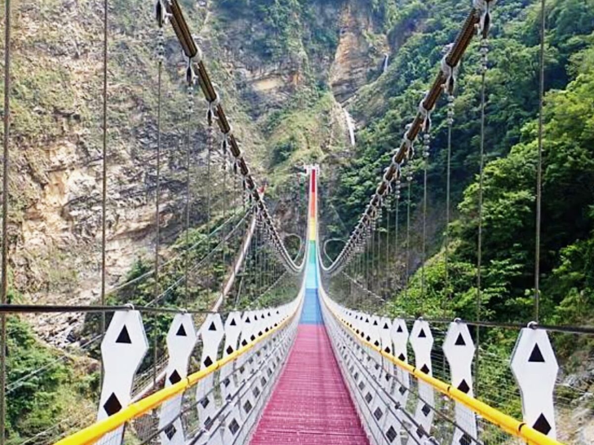 雙龍瀑布七彩吊橋