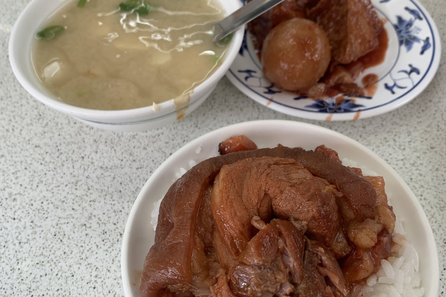 東興市魯肉義｜東興市魯肉義兩間分店大比拼：漢口總店宵夜場vs太平店便當選，哪家才適合你？