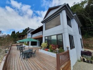 恩愛農場｜恩愛農場 2025 拉拉山賞櫻住宿推薦：木屋與雲海的浪漫邂逅