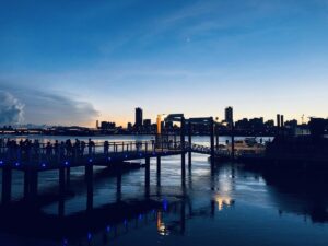 大稻埕碼頭｜大稻埕碼頭 2025 玩樂懶人包：貨櫃市集美食、夕陽遊艇與迪化街深度漫遊