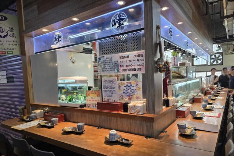 仁愛市場｜仁愛市場 2025 基隆美食全攻略：隱身二樓的在地人私藏名單與必吃日料