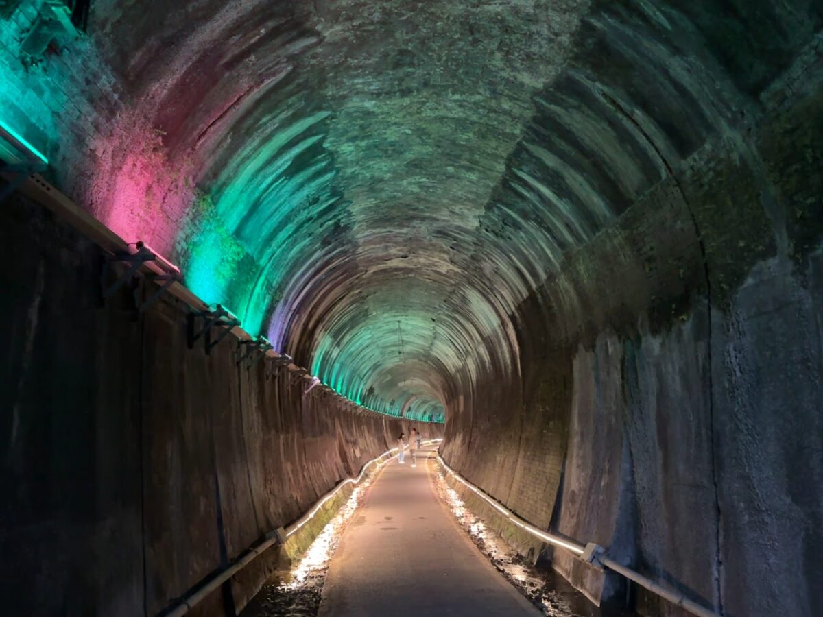 苗栗新景點｜苗栗新景點推薦：2025 必訪功維敘隧道，百年紅磚鐵道與七彩光影盛宴
