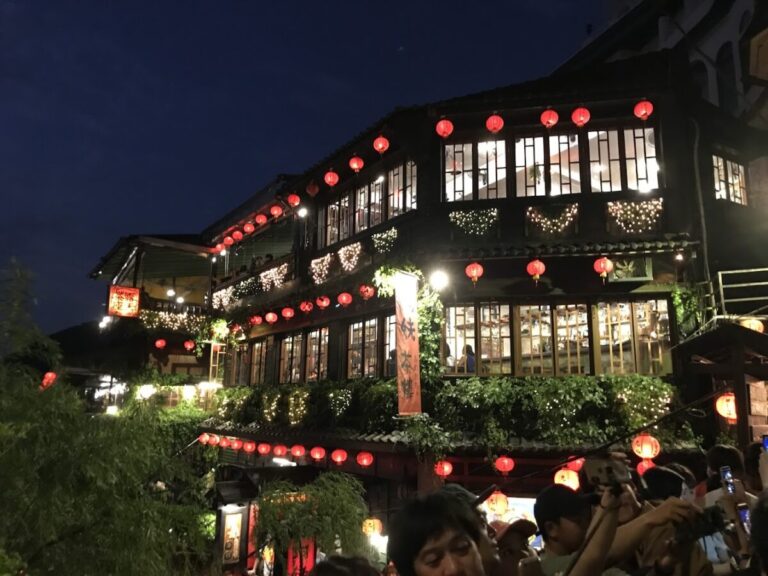 九份景點｜2025九份景點全攻略：深度探索懷舊山城、必吃美食與神隱少女場景