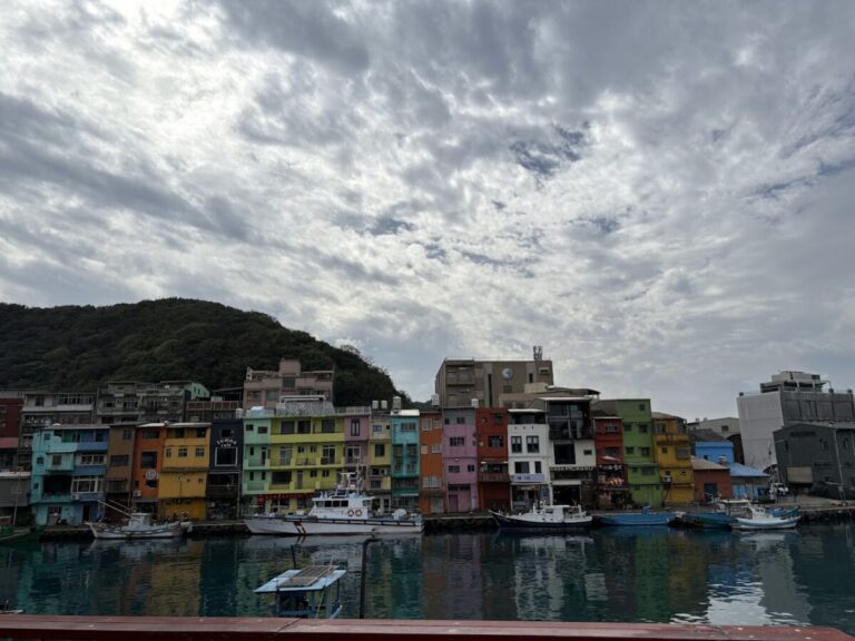 正濱漁港｜正濱漁港 2025 旅遊攻略：基隆彩色屋景點、必吃美食與交通資訊總整理