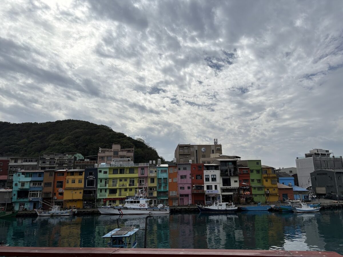 正濱漁港｜正濱漁港 2025 旅遊攻略：基隆彩色屋景點、必吃美食與交通資訊總整理