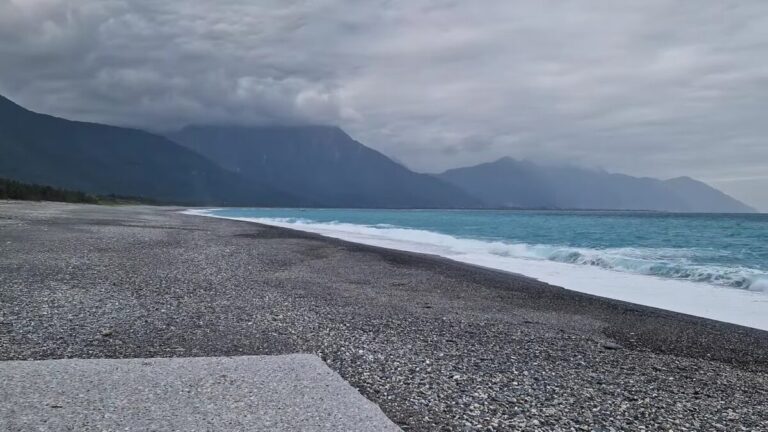 七星潭｜七星潭 2025 旅遊攻略：漫步花蓮最美月牙灣，看日出、疊石、追戰機全指南