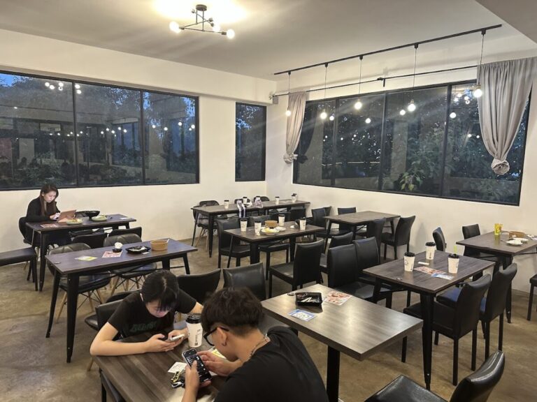 鹿雅森林｜2025鹿雅森林｜台中沙鹿夜景餐廳推薦，被薩摩耶與哈士奇包圍的療癒時光