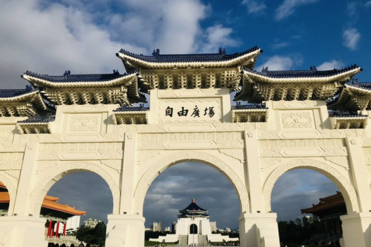 中正紀念堂｜中正紀念堂 2025 台北必訪地標全攻略：三軍儀隊交接儀式與藝文散策