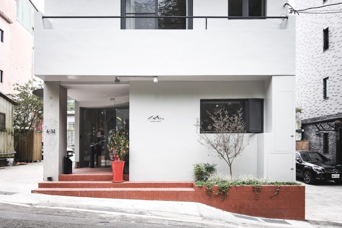 旬日覓覓純白建築外觀