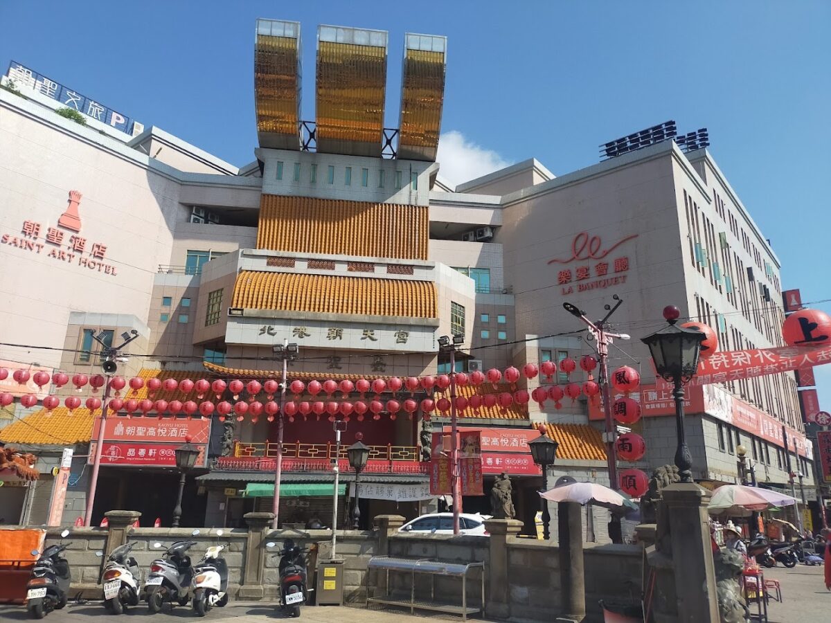 朝聖酒店外觀氣派，位於朝天宮旁