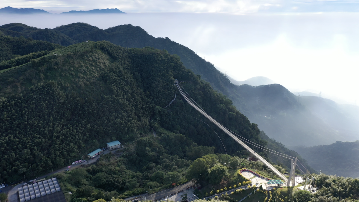 嘉義梅山太平雲梯全景，橫跨山谷的壯麗景色