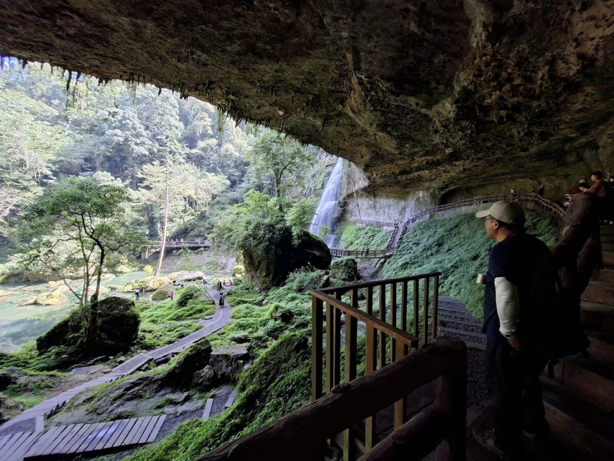 杉林溪壯觀的瀑布與步道