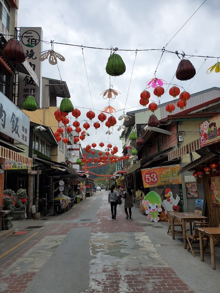 太平老街的紅磚與燈籠街景