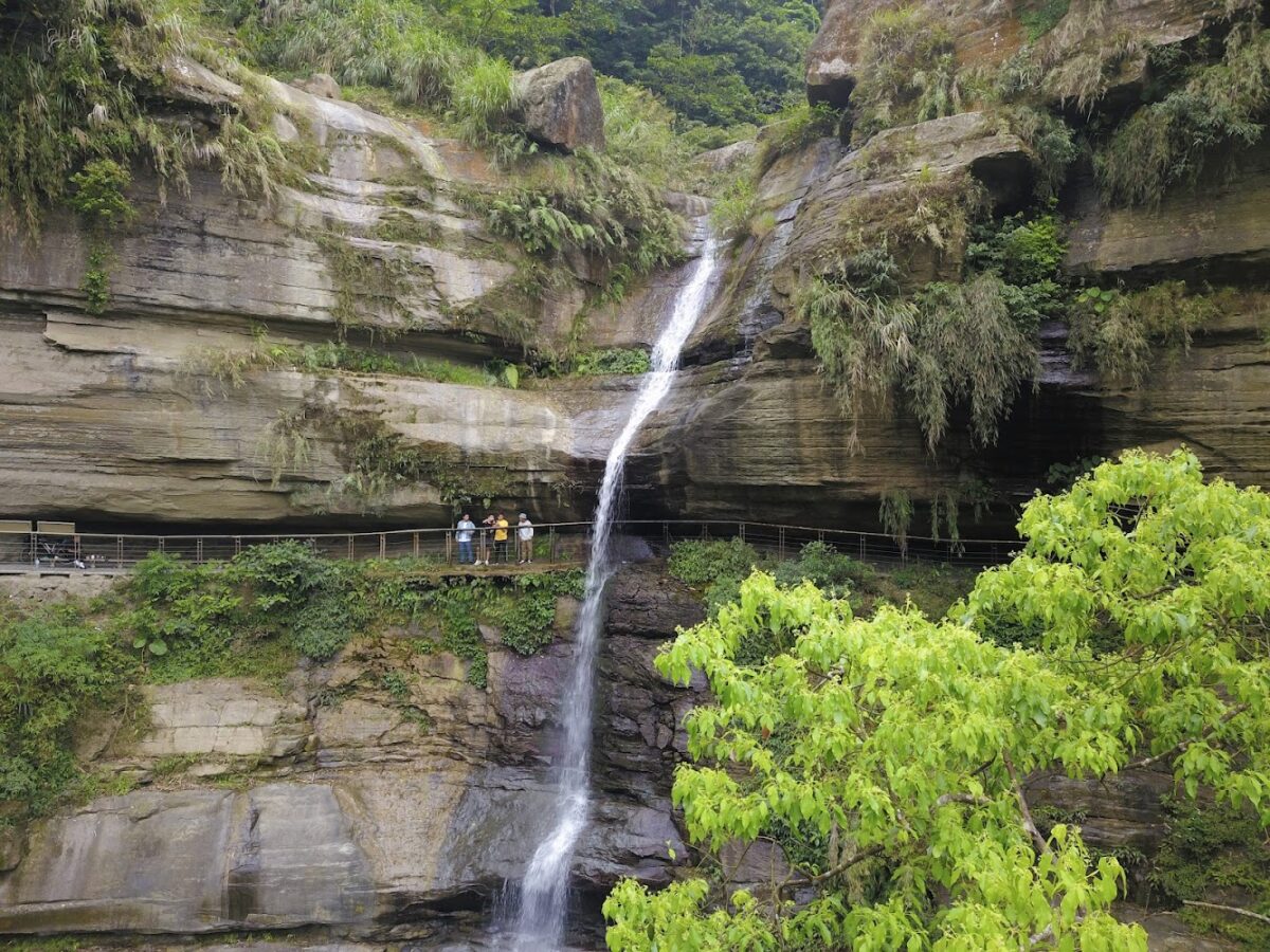 龍宮瀑布壯觀的水流與岩壁景觀
