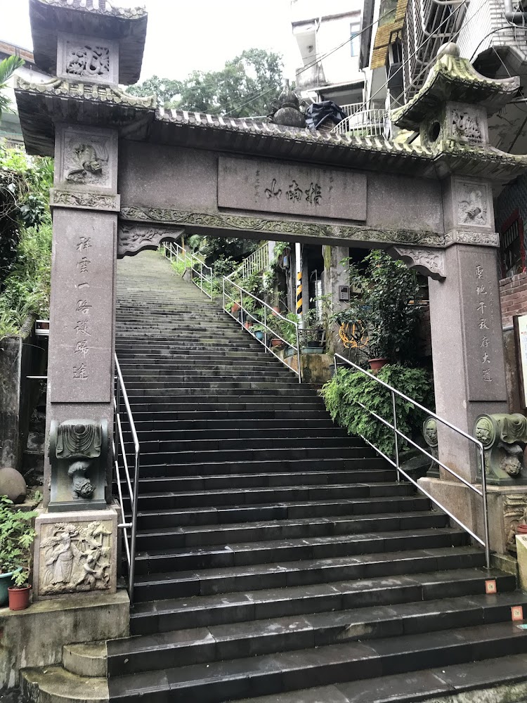 指南宮千階親山步道石燈籠