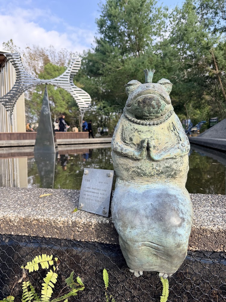 紙教堂周邊的生態池與自然景觀