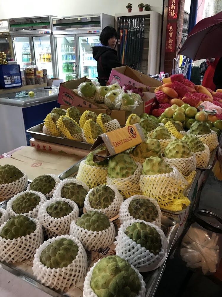園區內販售水果與小吃