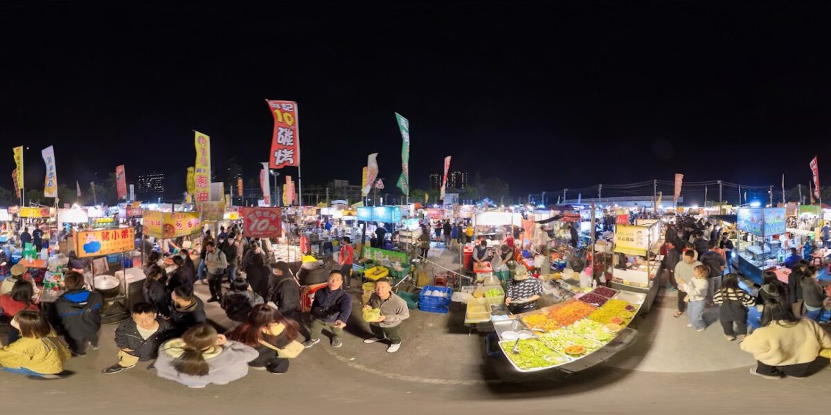 武聖夜市內部街道與攤位