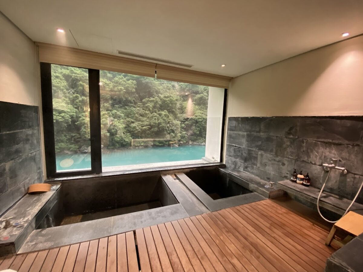 馥蘭朵烏來渡假酒店外觀與河景