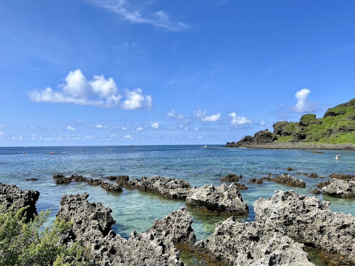 小巴里島岩奇特的珊瑚礁岩地形