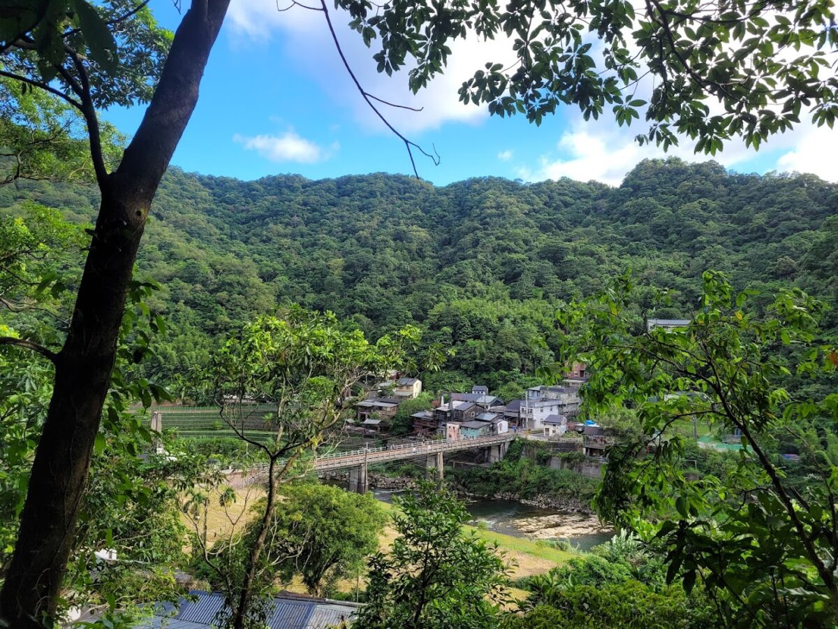 三貂嶺步道入口與鐵道景色