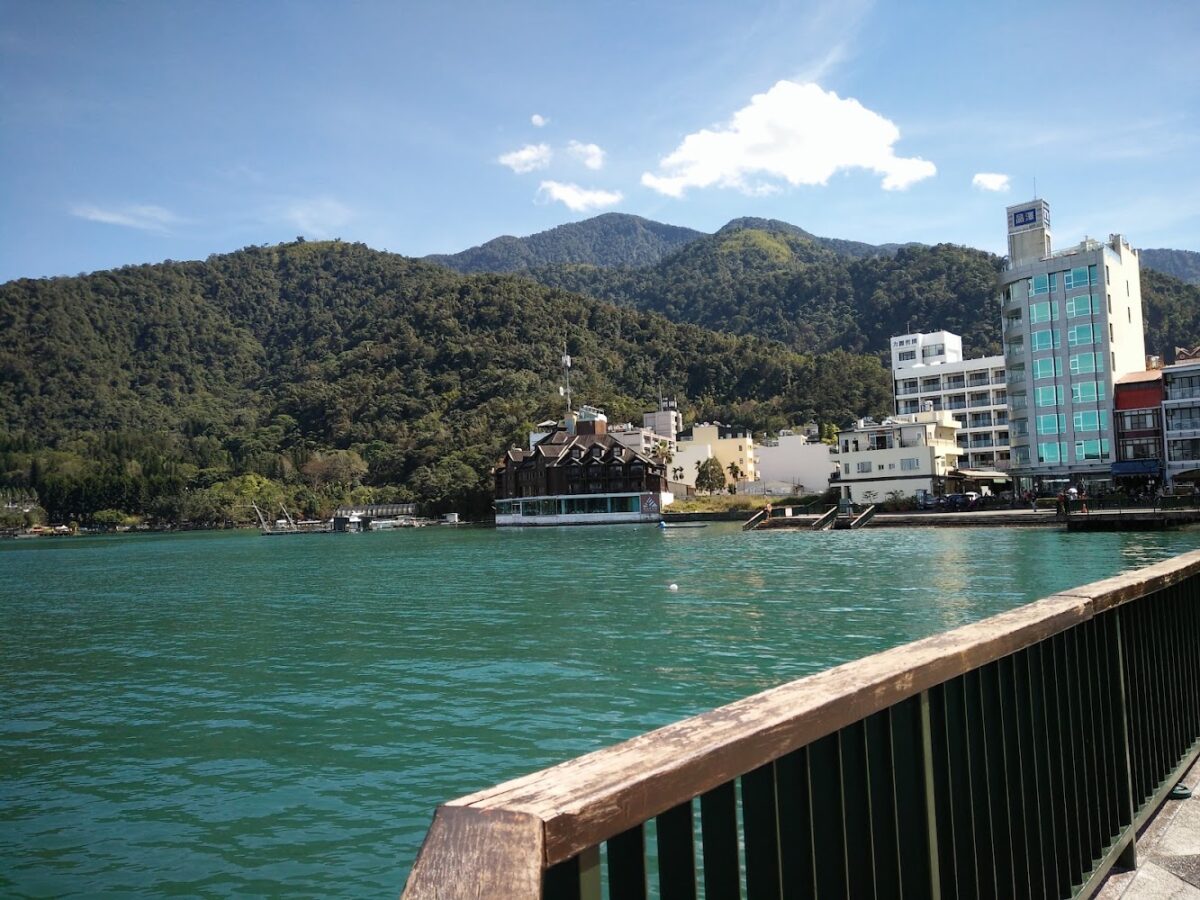 伊達邵碼頭湖畔景色