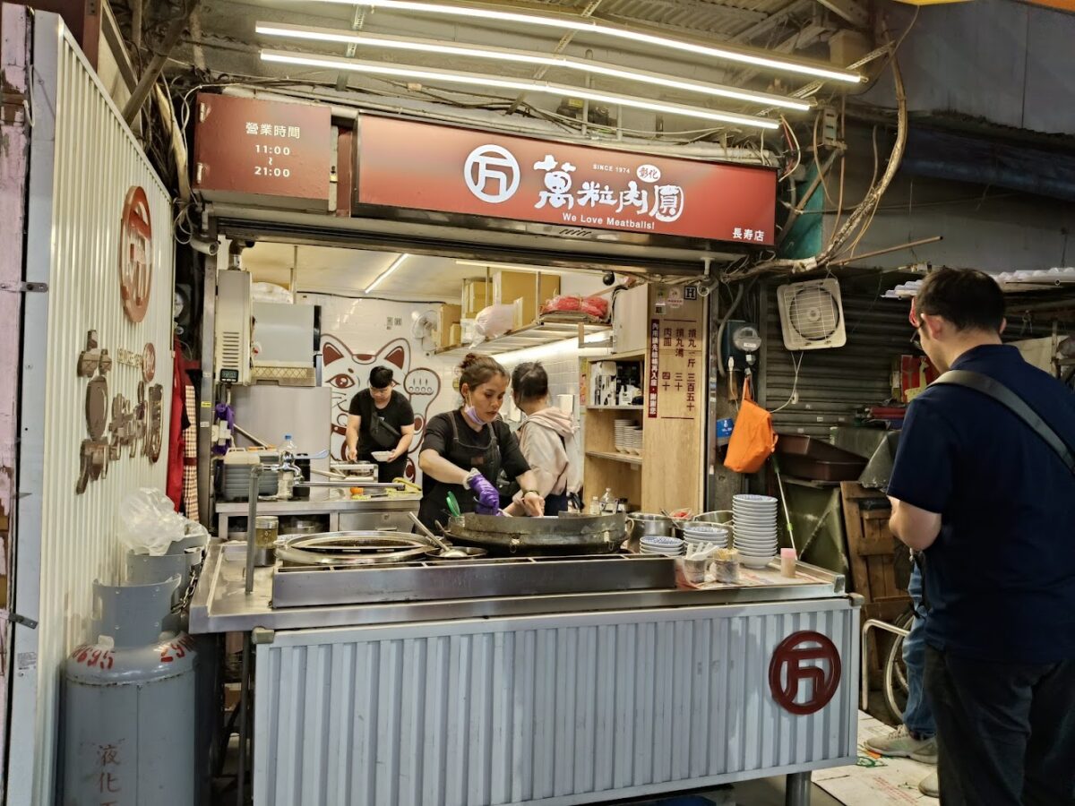 三和夜市內部人潮與攤販