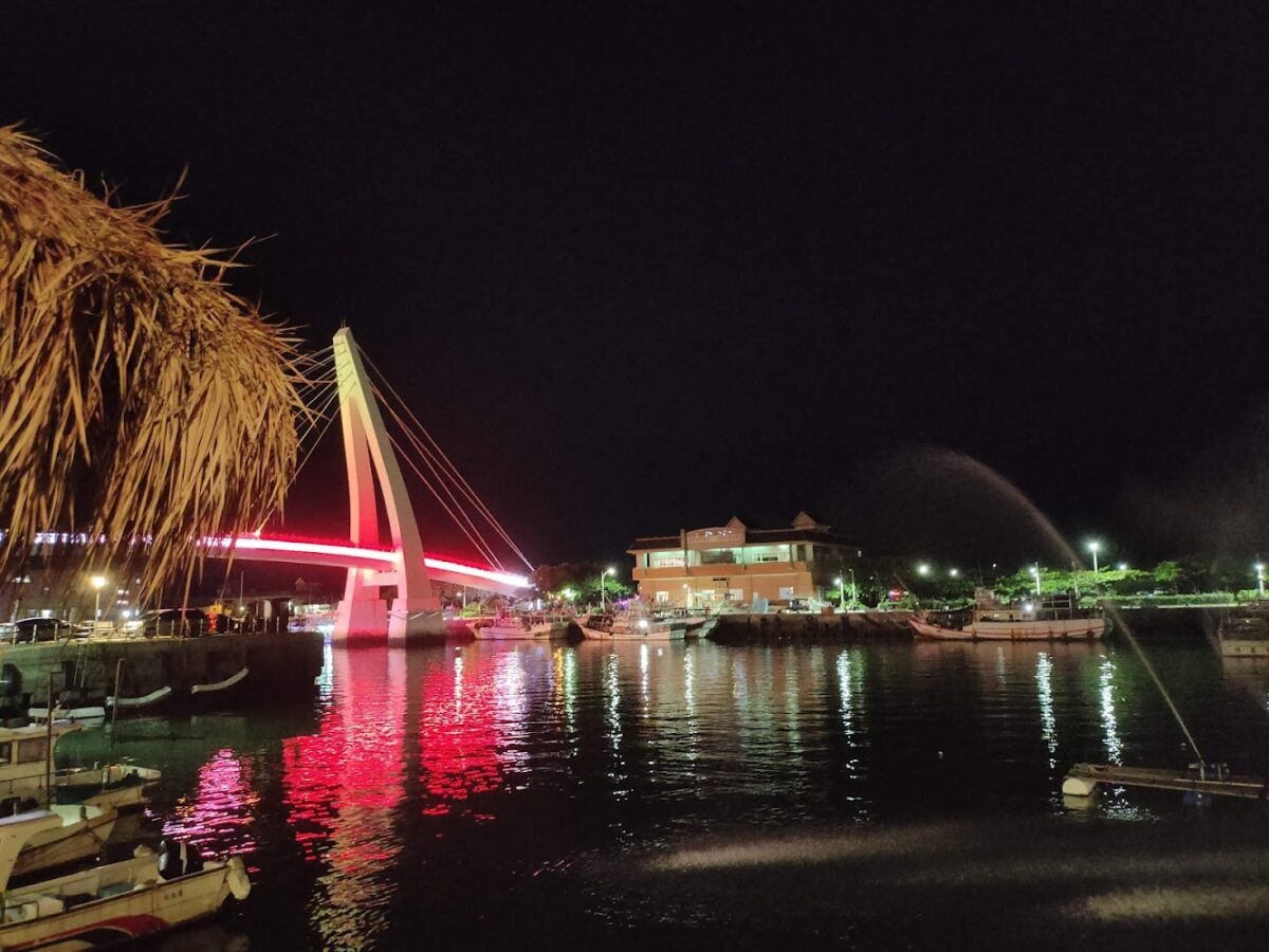夜晚的情人橋與木棧道