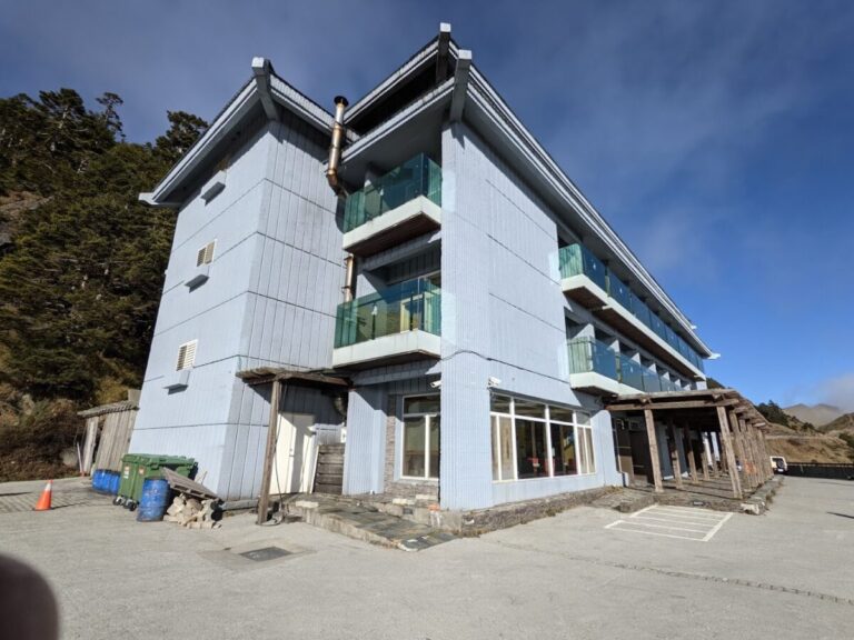 松雪樓｜松雪樓 2025 全台最高住宿攻略：合歡山絕美雲海與星空深度評測