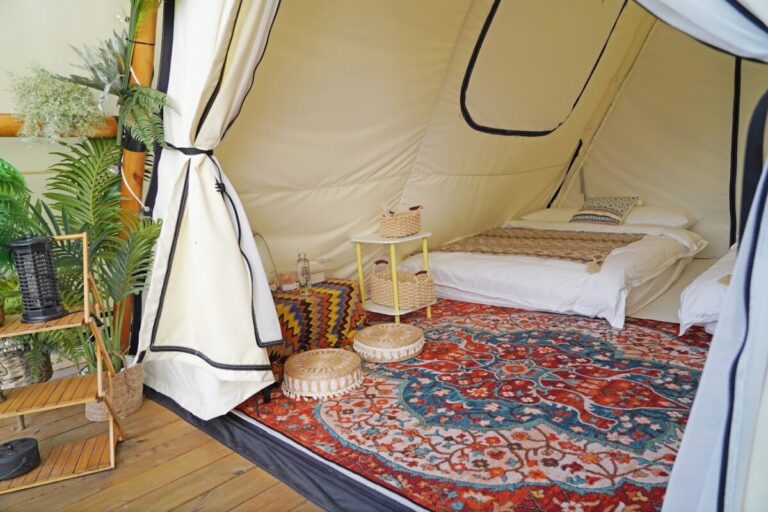 苗栗懶人露營｜苗栗懶人露營推薦：2026 叢林開始 Glamping 一泊四食、森林酒吧與酸菜魚饗宴