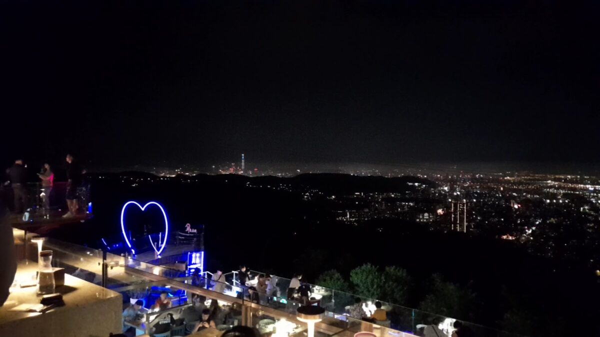 草山夜未眠｜草山夜未眠景觀餐廳｜2026 陽明山約會聖地：坐擁台北百萬夜景、浪漫旋轉木馬與精緻宵夜推薦