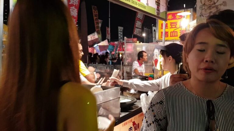大東夜市｜大東夜市2026必吃攻略：營業時間、停車交通與排隊美食懶人包