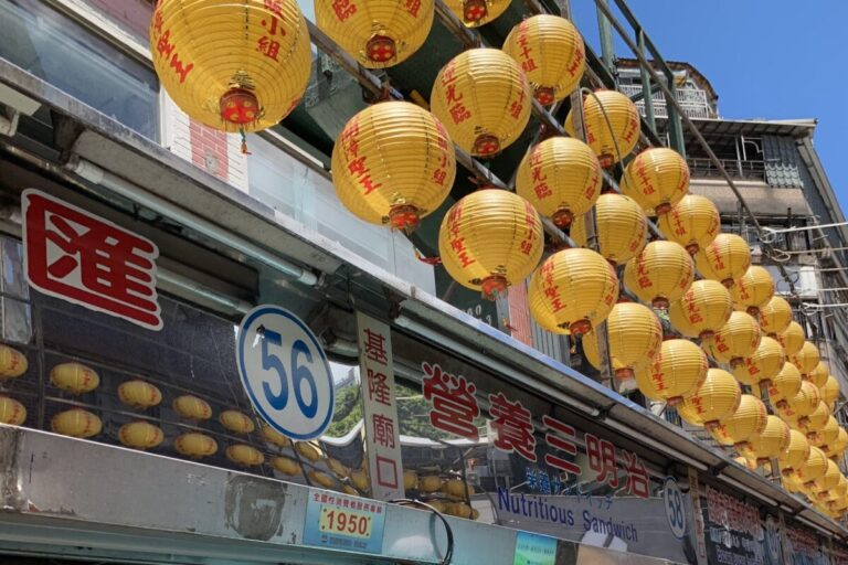 廟口夜市｜基隆廟口夜市 2026 美食攻略：必吃營養三明治、泡泡冰與一口吃香腸總整理
