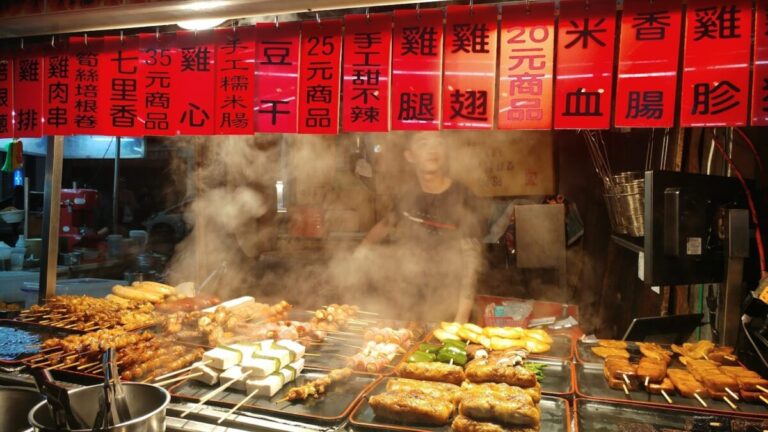 三和夜市｜三和夜市美食全攻略2026：在地人激推銅板小吃、交通與必逛重點總整理