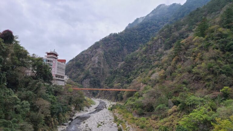 谷關景點｜谷關景點推薦2026：免費泡腳池、神隱少女老街與健行步道7選