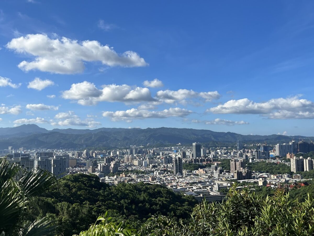 虎山步道｜虎山步道2026攻略：四獸山系親子健行、螢火蟲生態與101夜景秘境