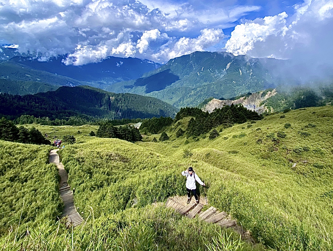 合歡山壯麗的山景與藍天